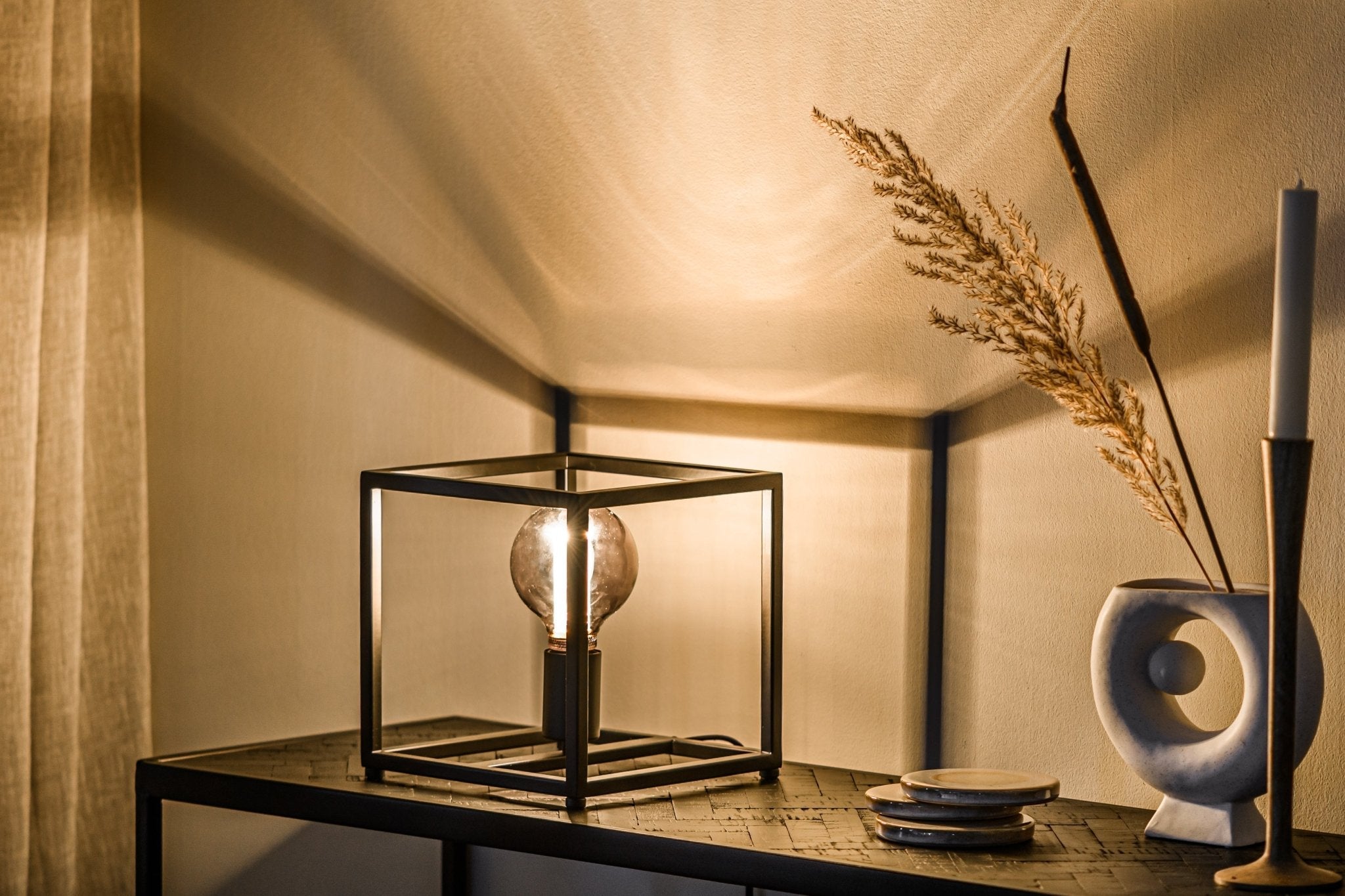 Lampe de Table Tibor en Métal Noir | Éclairage d’Accent Moderne & Élégant | Valuna