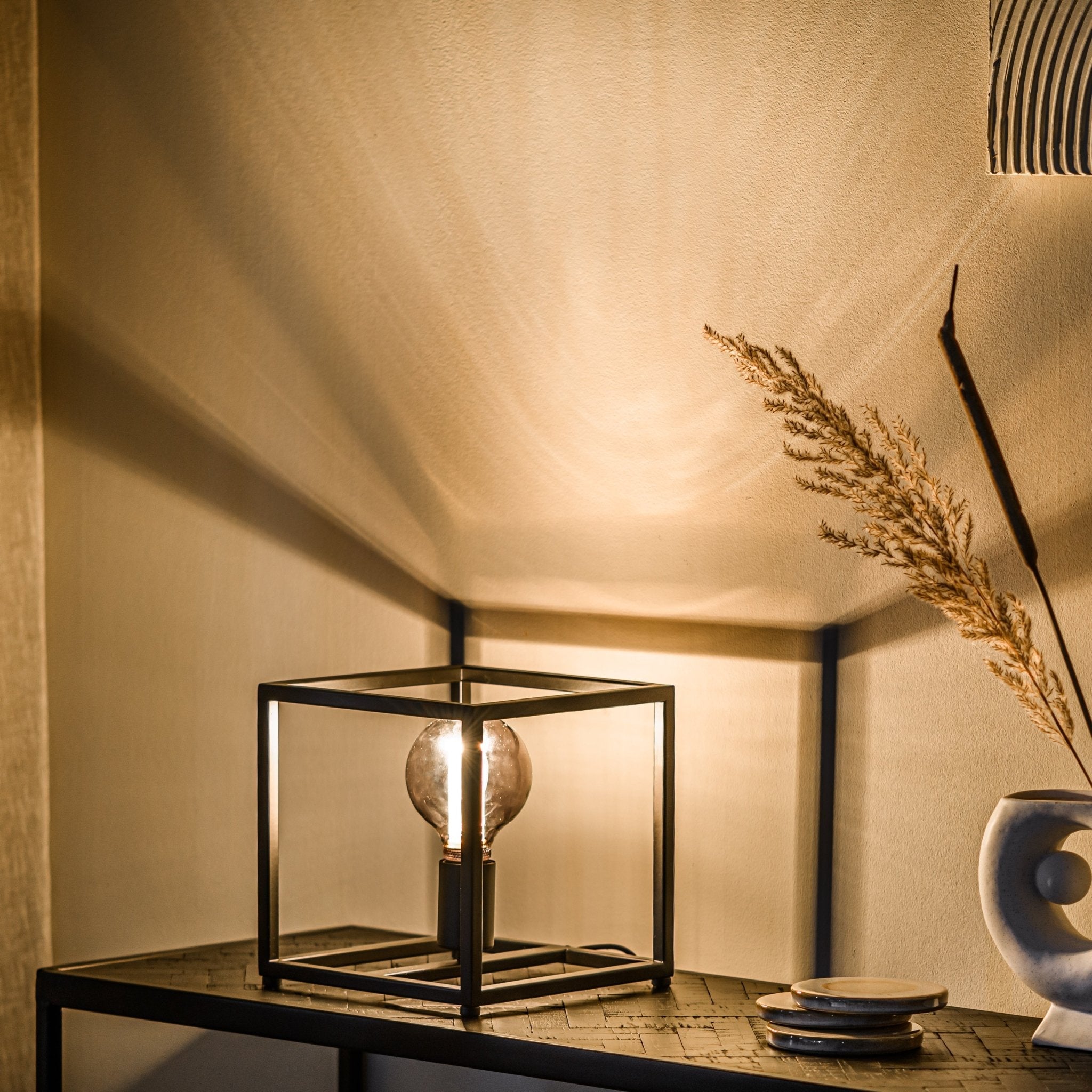 Lampe de Table Tibor en Métal Noir | Éclairage d’Accent Moderne & Élégant | Valuna