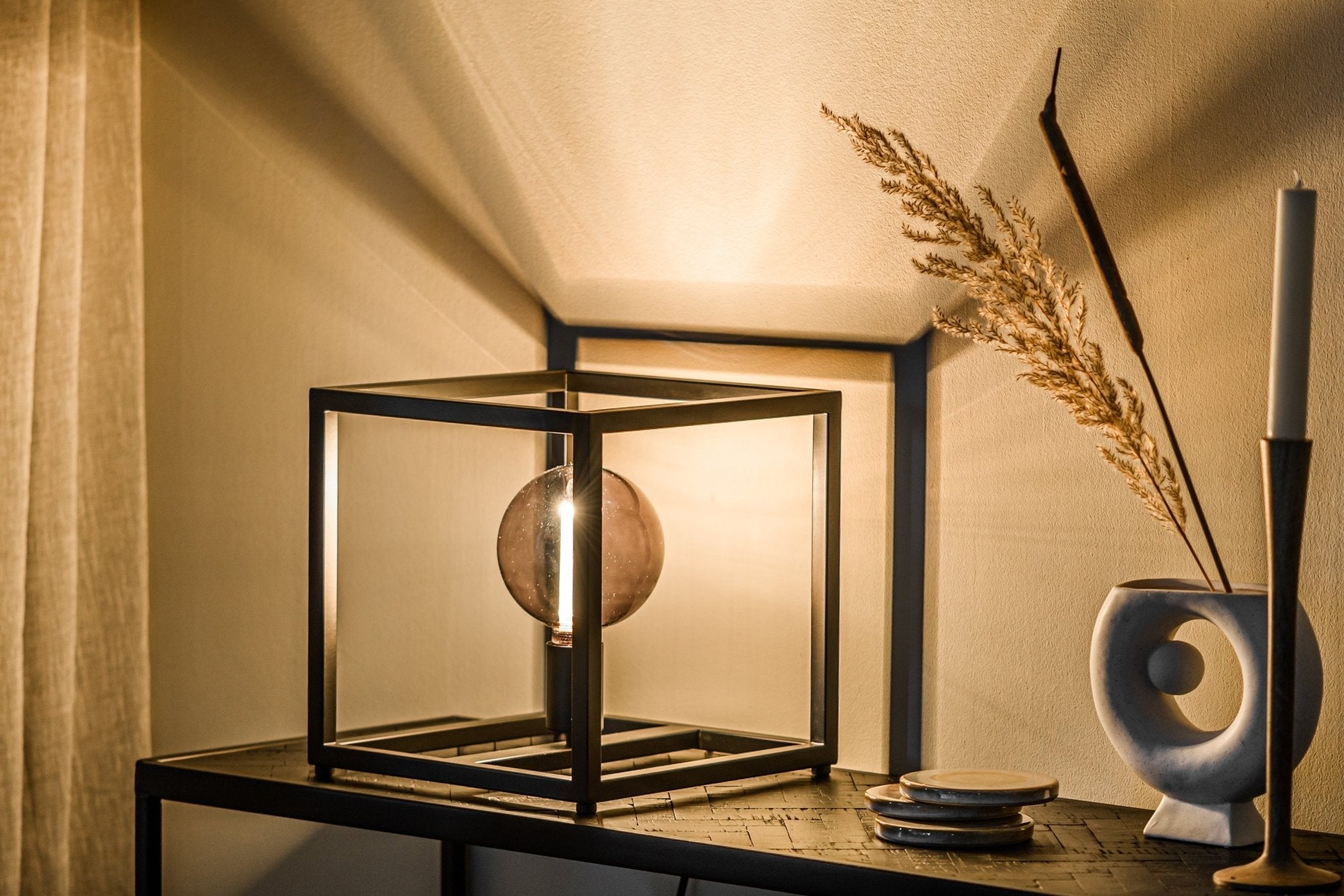 Lampe de Table Tibor en Métal Noir | Éclairage d’Accent Moderne & Élégant | Valuna