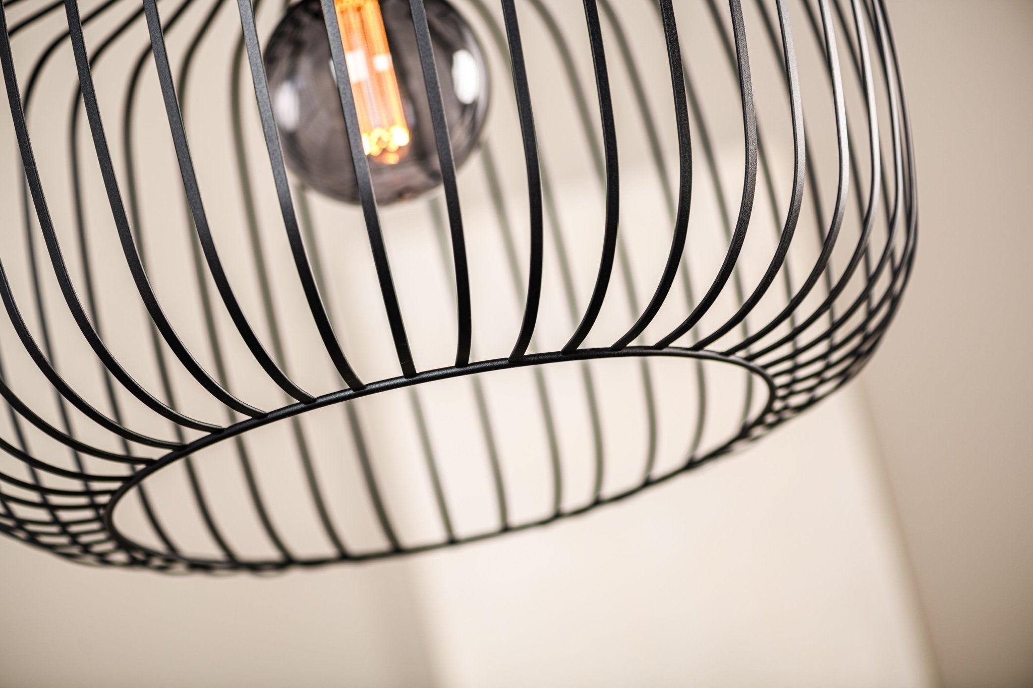 Suspension Ursul en Métal Noir | Déclaration Lumineuse Minimaliste et Audacieuse | Valuna