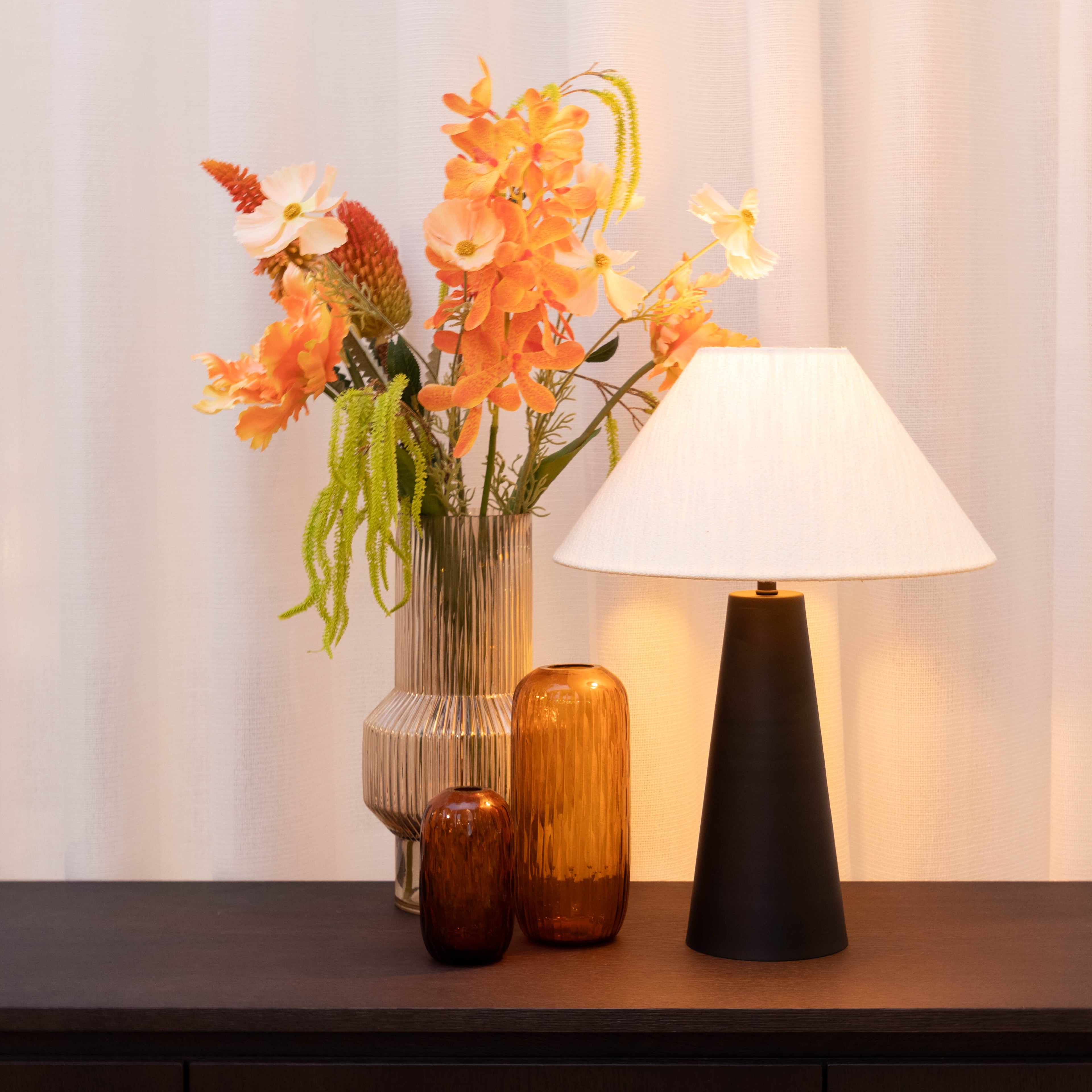 Lampe de Table Delsin | Lumière Chaude Contemporaine pour Espaces de Vie Élégants | Valuna