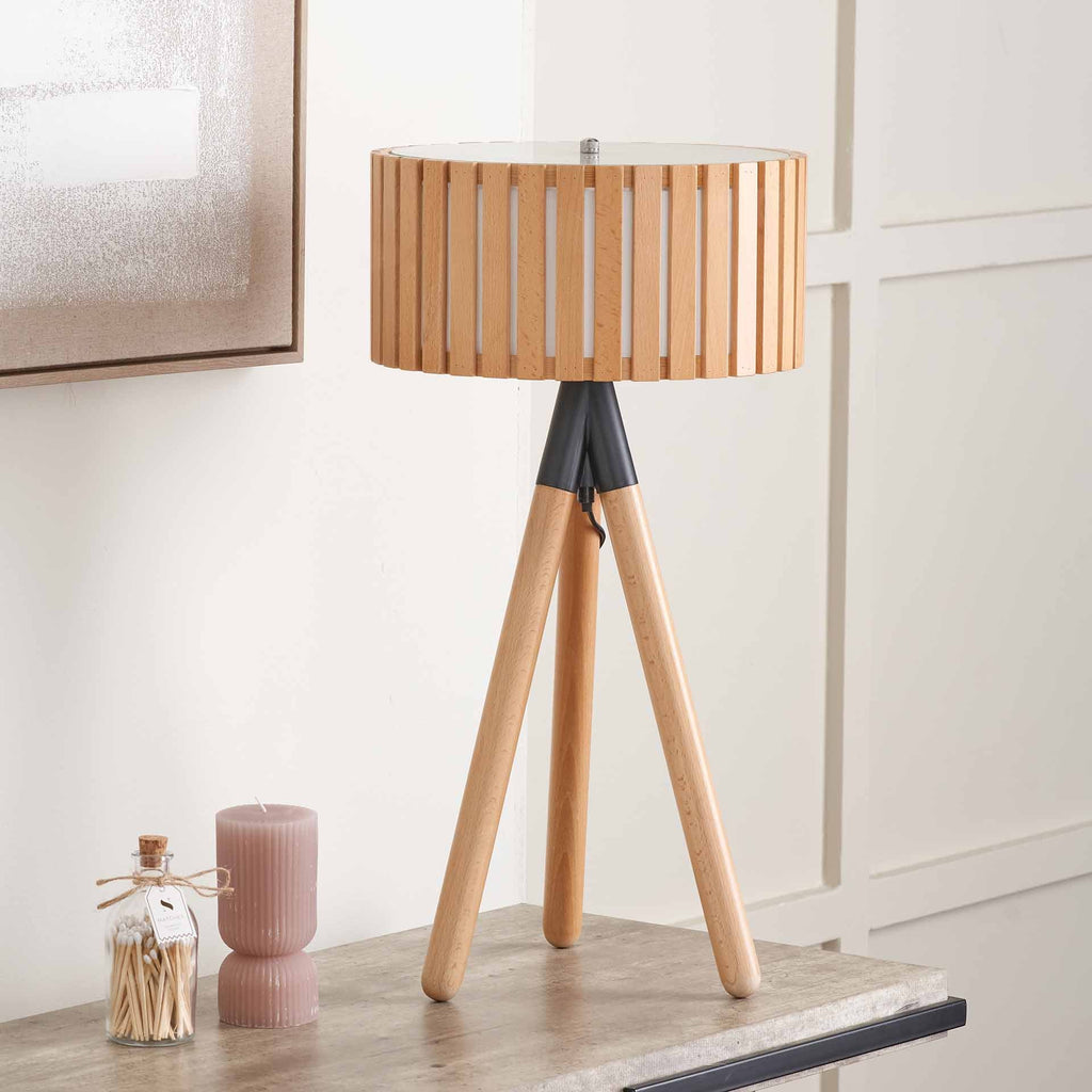 Hemsby | Lampe de Table Tripode en Bois Naturel – Design Scandinave & Ambiance Chaleureuse | Valuna