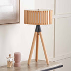 Hemsby | Lampe de Table Tripode en Bois Naturel – Design Scandinave & Ambiance Chaleureuse | Valuna