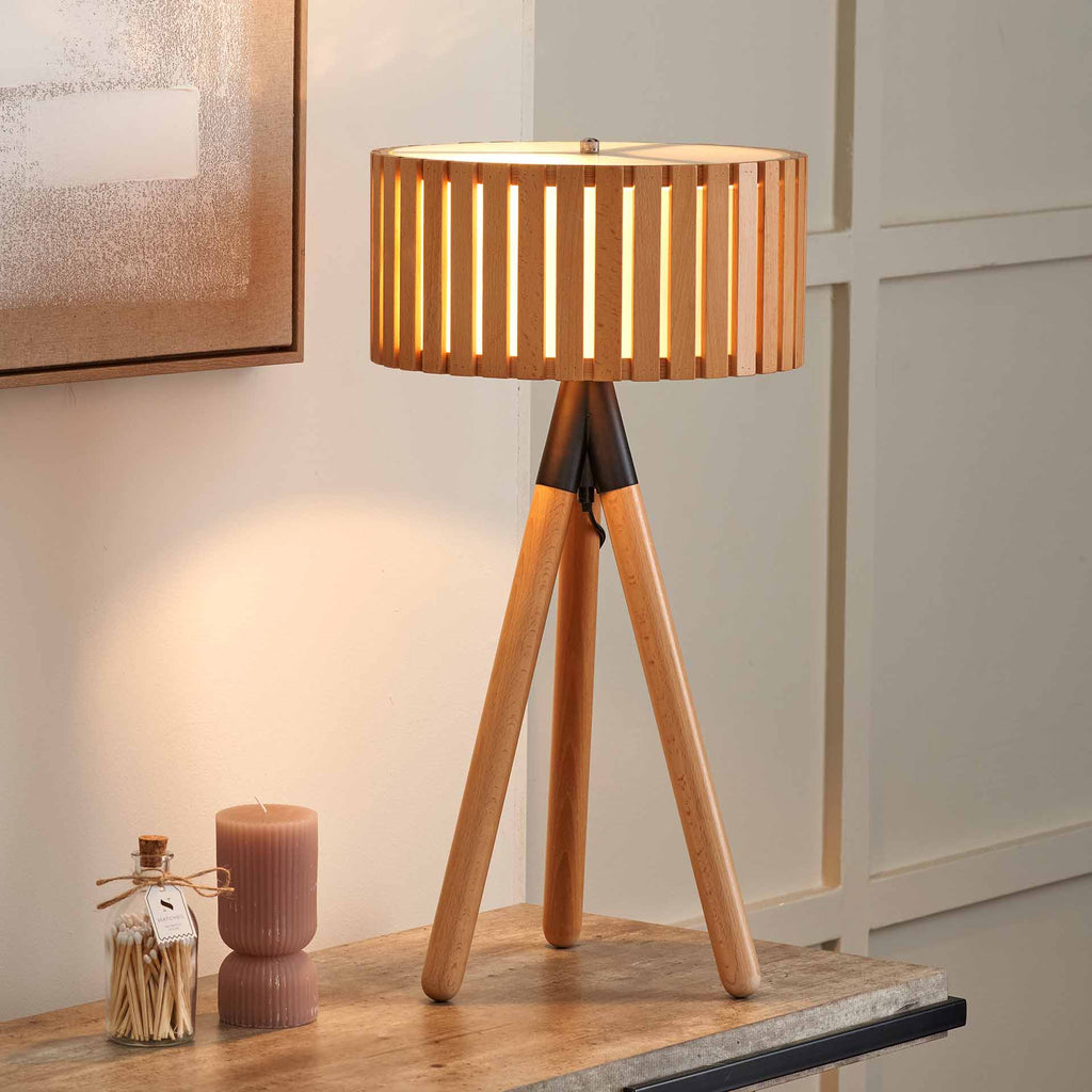 Hemsby | Lampe de Table Tripode en Bois Naturel – Design Scandinave & Ambiance Chaleureuse | Valuna