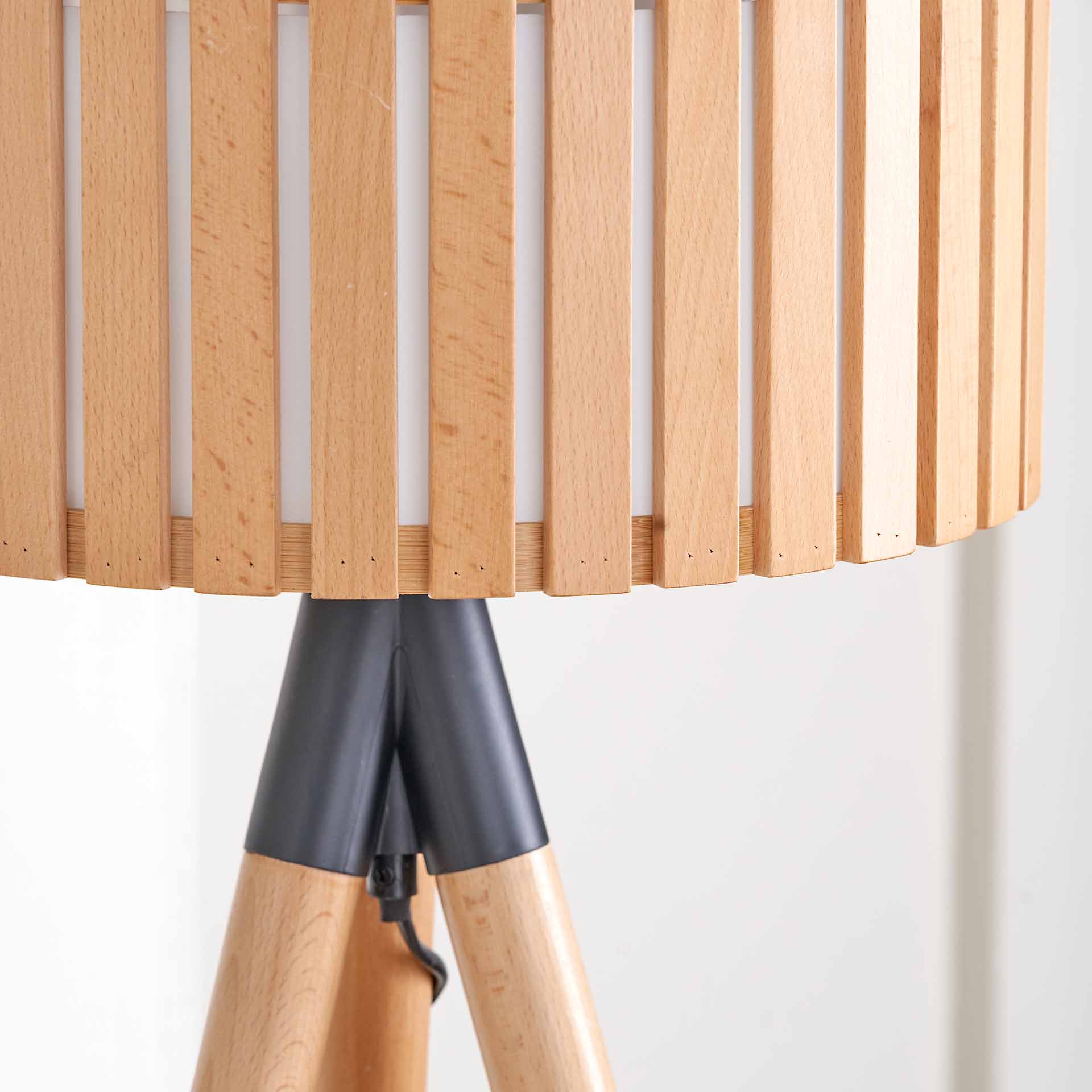 Hemsby | Lampe de Table Tripode en Bois Naturel – Design Scandinave & Ambiance Chaleureuse | Valuna