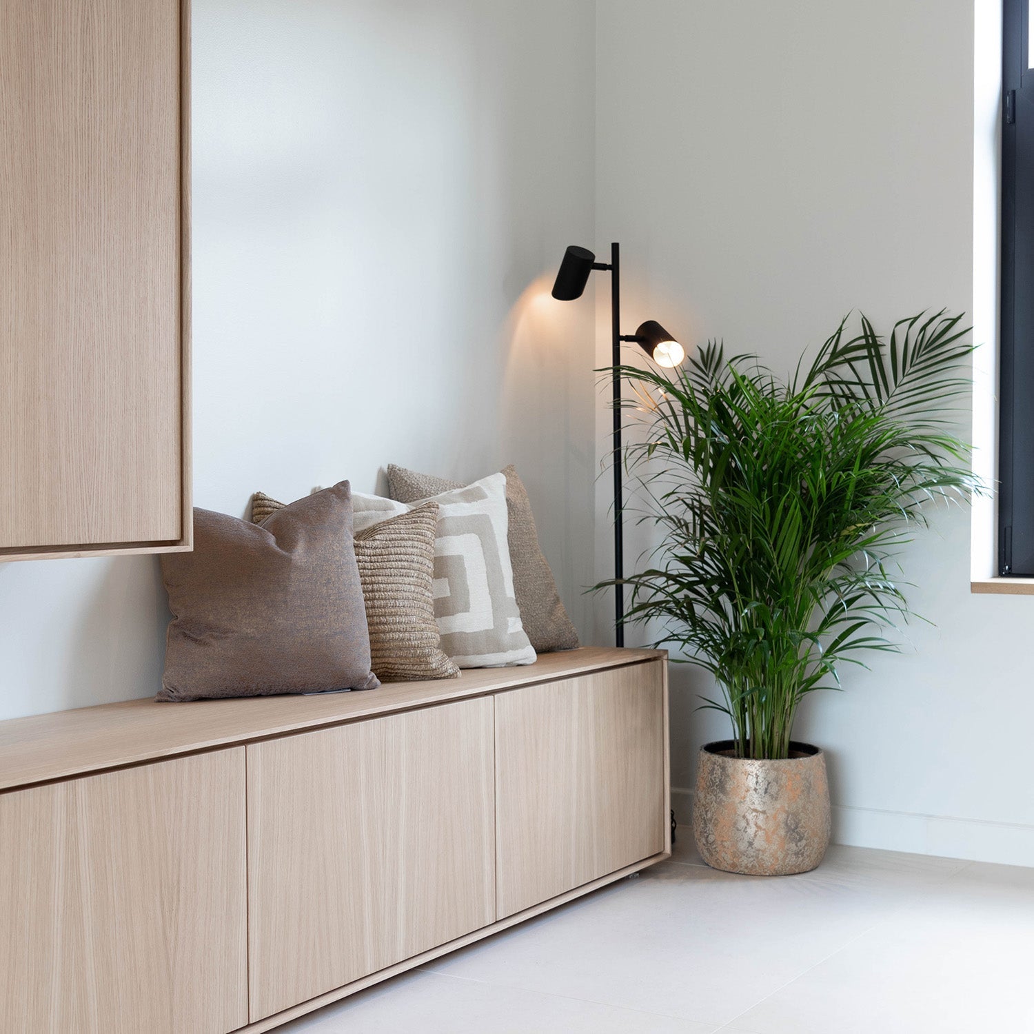 KisoroLamp | Lampe Sur Pied Noire Minimaliste & Moderne | Valuna