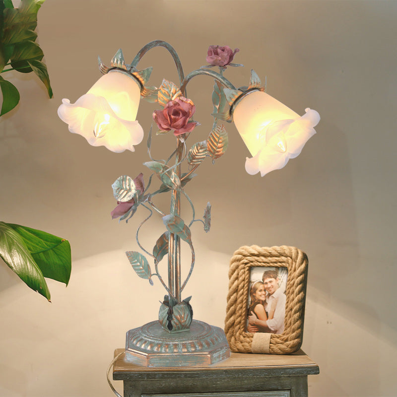 FloraShade | Lampe de Chevet Métallique Évasée avec Décor Floral | Lumière Douce pour Chambre | Valuna