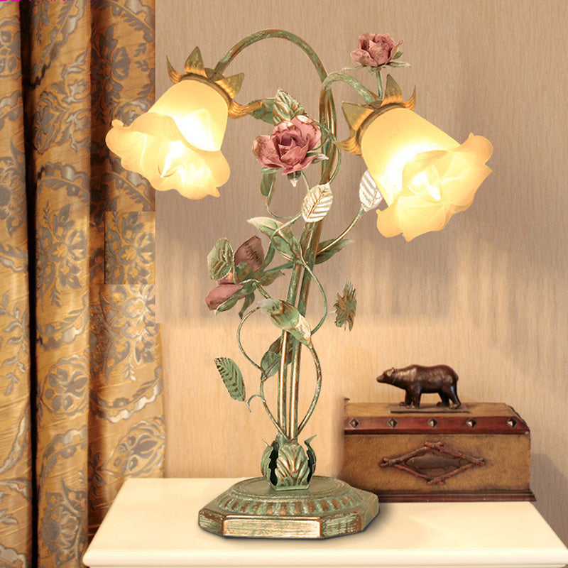 FloraShade | Lampe de Chevet Métallique Évasée avec Décor Floral | Lumière Douce pour Chambre | Valuna
