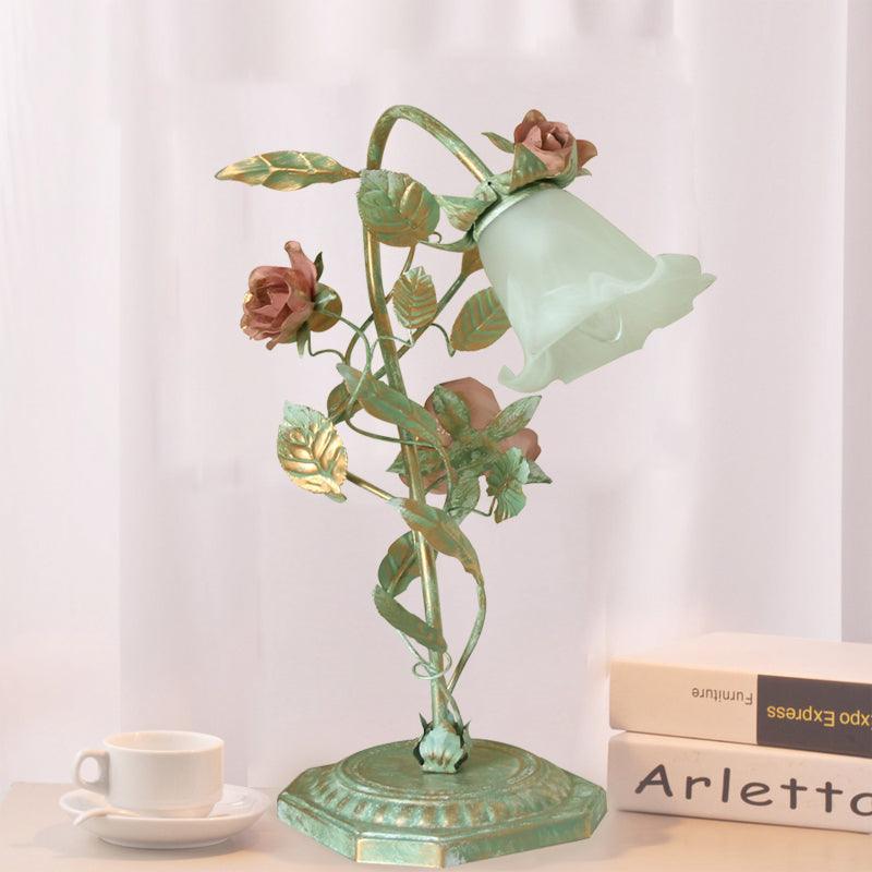 FloraShade | Lampe de Chevet Métallique Évasée avec Décor Floral | Lumière Douce pour Chambre | Valuna