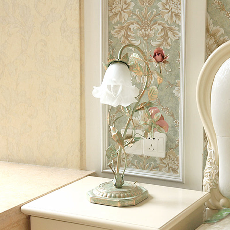 FloraShade | Lampe de Chevet Métallique Évasée avec Décor Floral | Lumière Douce pour Chambre | Valuna