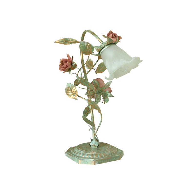 FloraShade | Lampe de Chevet Métallique Évasée avec Décor Floral | Lumière Douce pour Chambre | Valuna