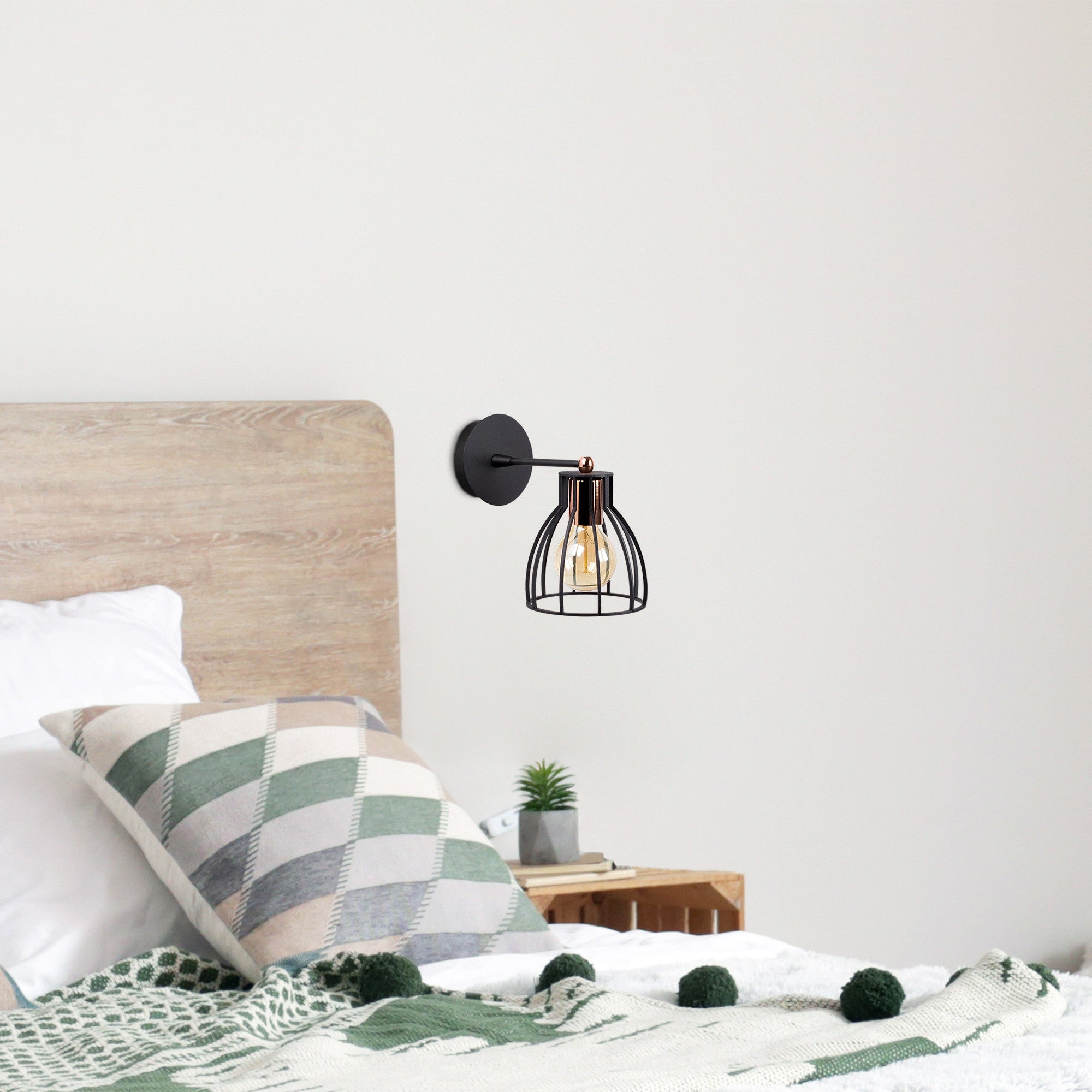 Applique Murale Delano en Métal Noir | Élégance Industrielle Épurée | Valuna