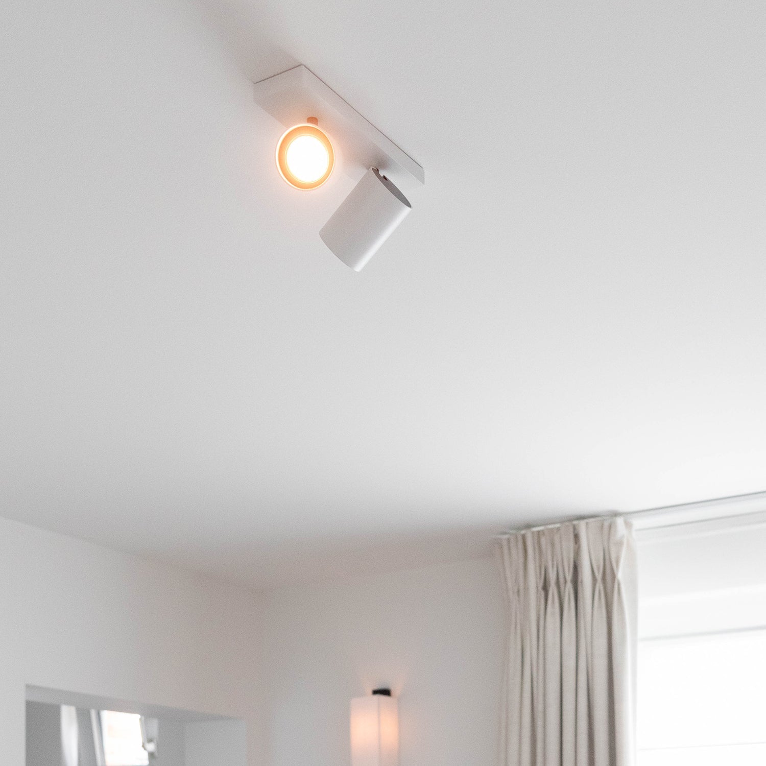 Plafonnier Bicolore Nuo | Éclairage Minimaliste Blanc & Noir Élégant | Valuna