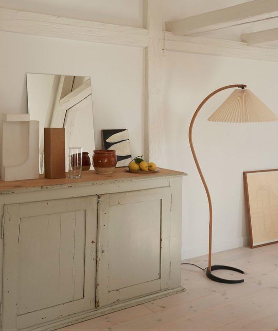 CapraniGlow | Lampadaire Style Caprani – Led, Aspect Bois Moderne & Décoration Élégante | Valuna