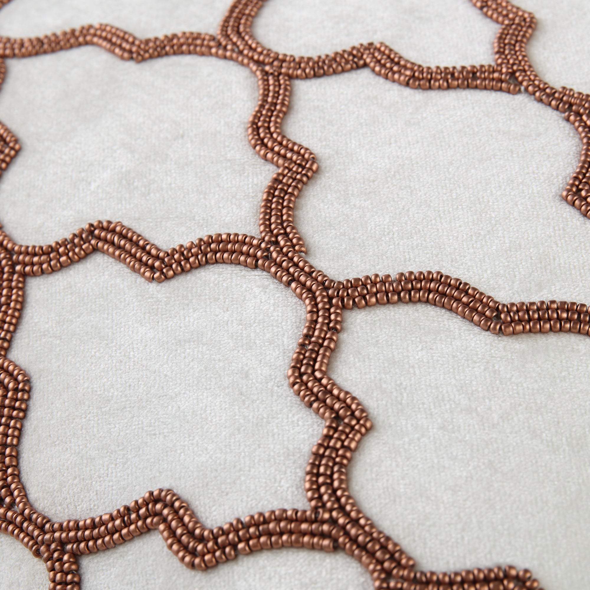 TrellisLuxe | Coussin Brodé à la Main – Collection Élégante & Confort Premium | Valuna