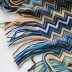 AcrylZagPlaid | Couverture en Polaire Boho Légère – Tricotée à la Main avec Pompons | Valuna