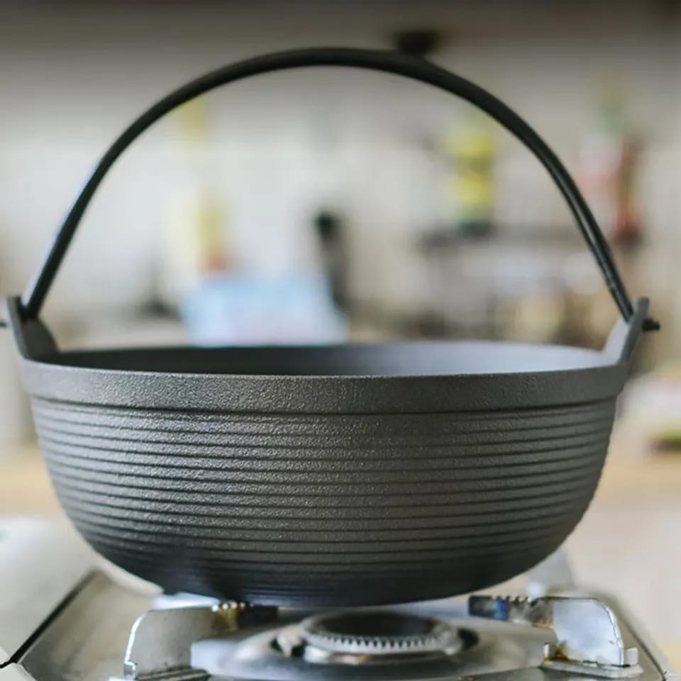 Wok en Fonte Pure Pré‑Assaisonnée avec Couvercle en Bois | Cuisson Parfaite et Authentique | Valuna