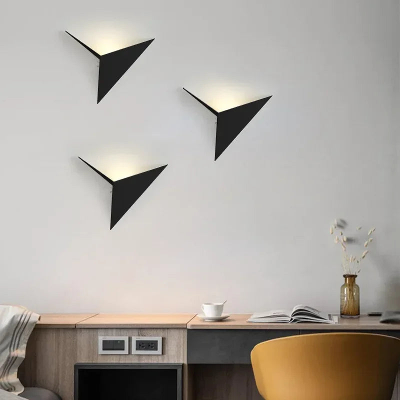 Trianglo | Lampe Murale Triangulaire Moderne – Design Créatif & Lumière Ambiante | Valuna