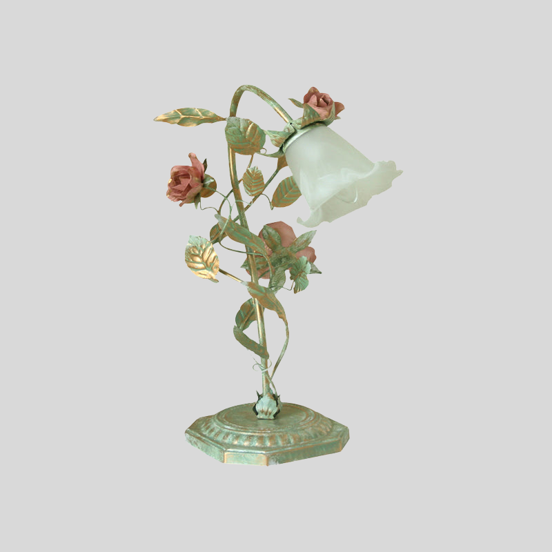 FloraShade | Lampe de Chevet Métallique Évasée avec Décor Floral | Lumière Douce pour Chambre | Valuna