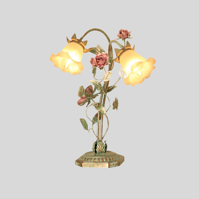 FloraShade | Lampe de Chevet Métallique Évasée avec Décor Floral | Lumière Douce pour Chambre | Valuna