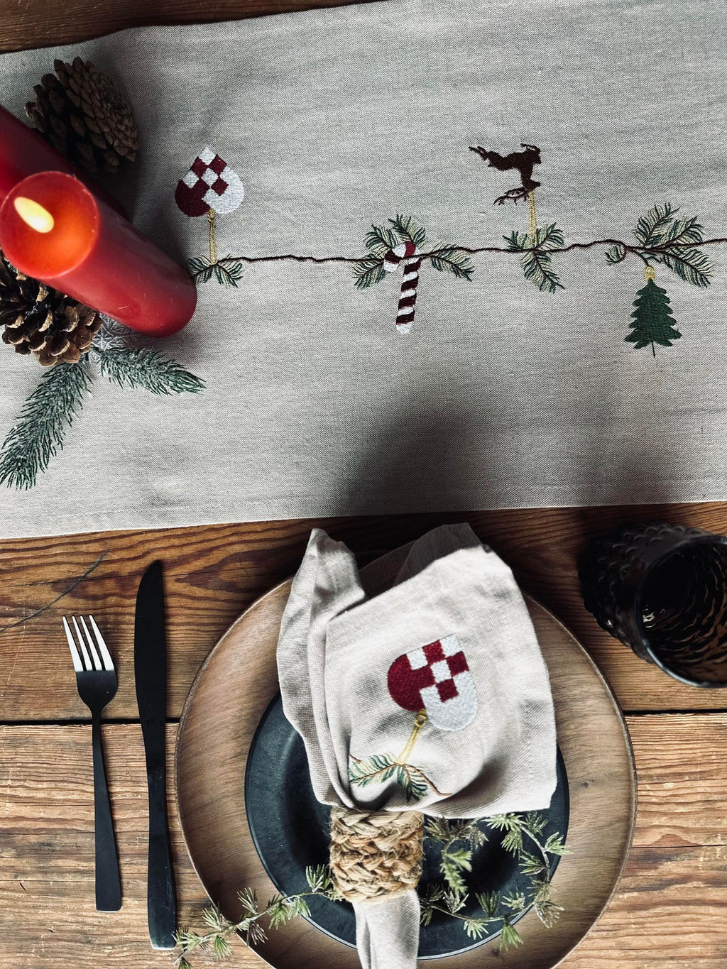 Noël Nostalgie | Chemin De Table Festif Et Élégant | Valuna