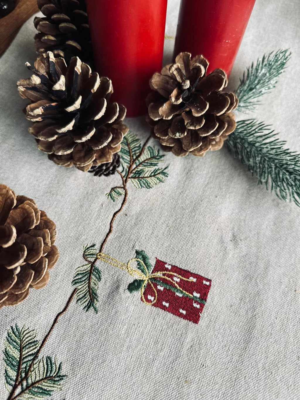 Noël Nostalgie | Chemin De Table Festif Et Élégant | Valuna