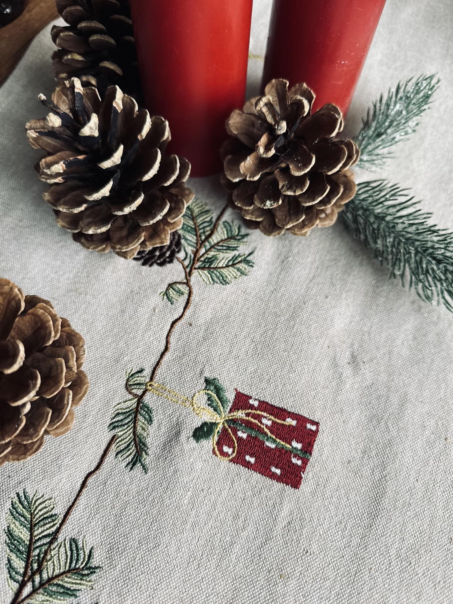 Noël Nostalgie | Chemin De Table Festif Et Élégant | Valuna