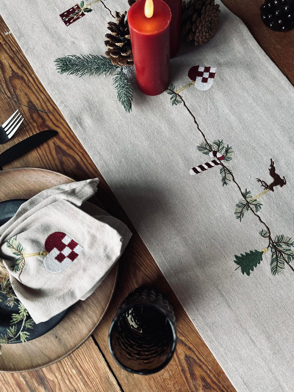 Noël Nostalgie | Chemin De Table Festif Et Élégant | Valuna