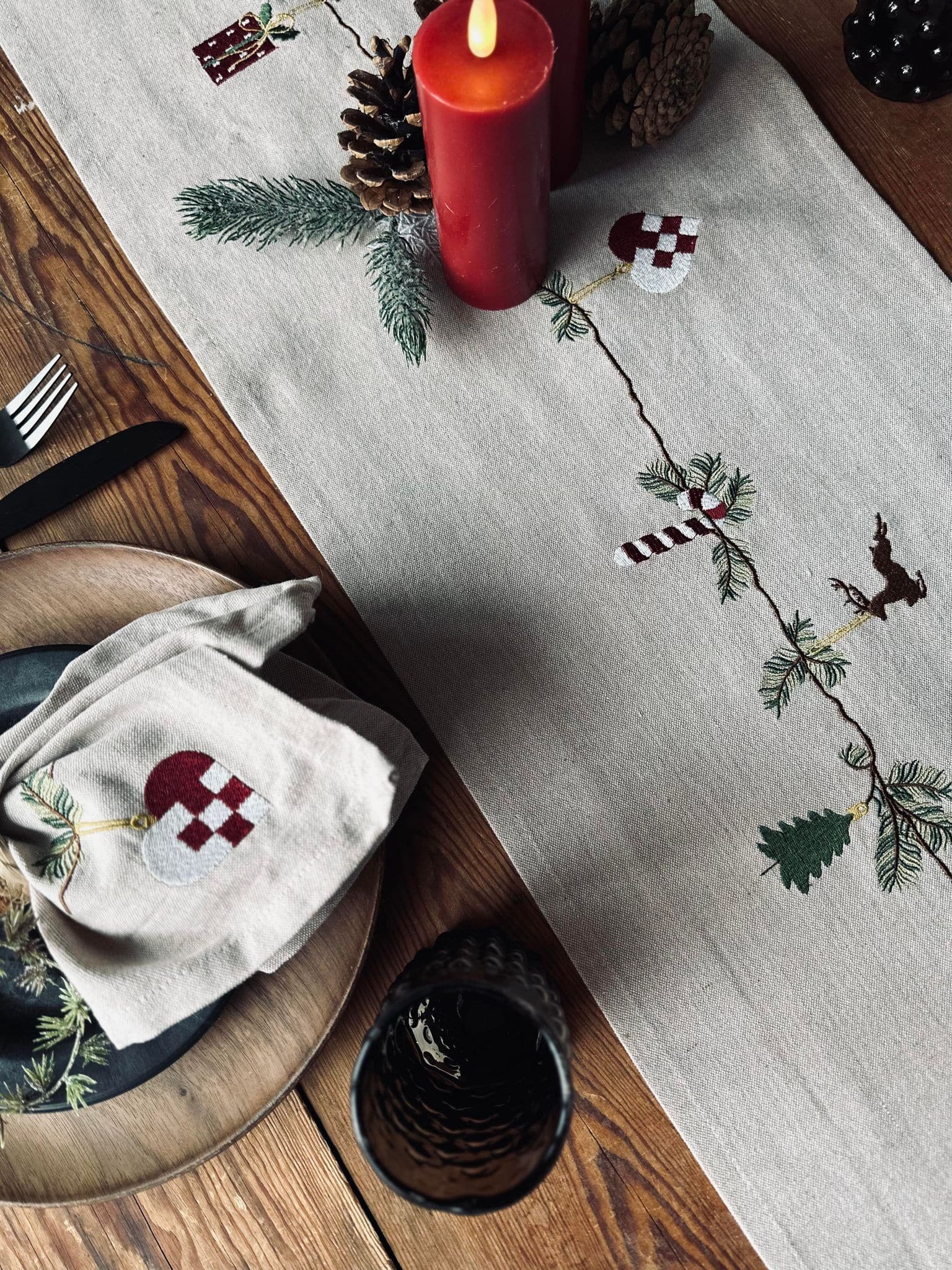 Noël Nostalgie | Chemin De Table Festif Et Élégant | Valuna