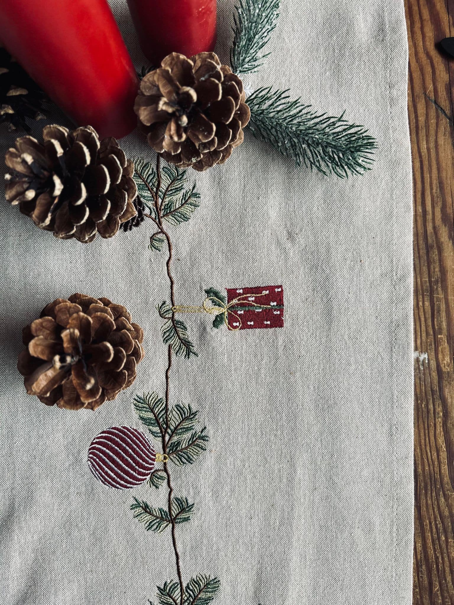 Noël Nostalgie | Chemin De Table Festif Et Élégant | Valuna