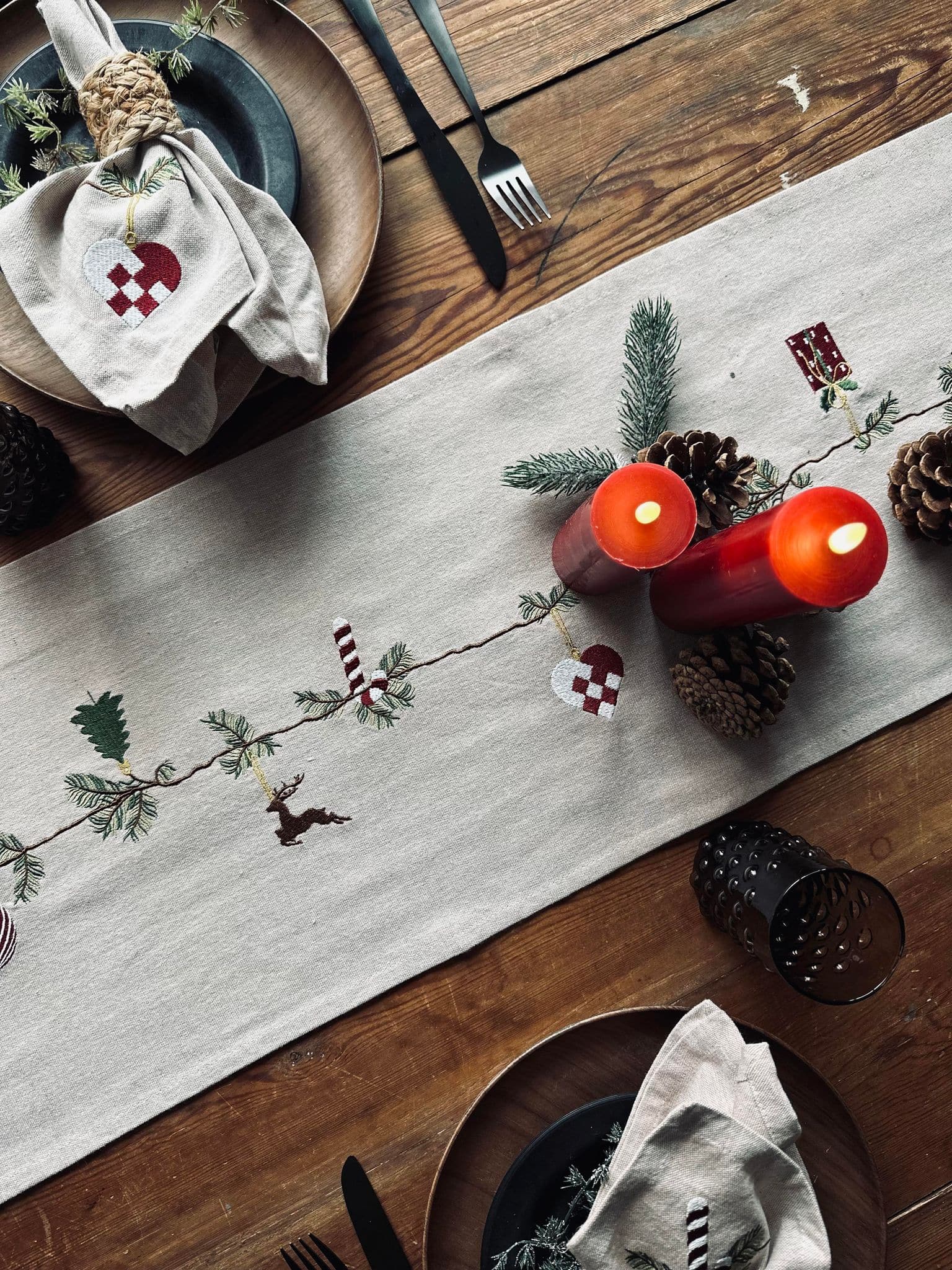 Noël Nostalgie | Chemin De Table Festif Et Élégant | Valuna